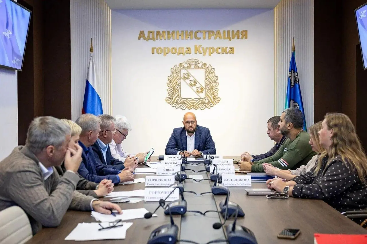 Обсуждаются меры по повышению ответственности владельцев и регистрации животных, чтобы снизить число нападений со стороны собак; обсуждение касается штрафов, регистрации и бесплатной стерилизации для нуждающихся.