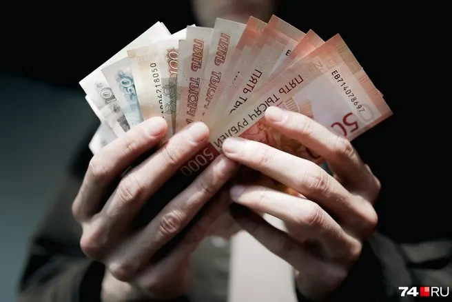 По регионам зарплаты различаются: лидеры — производство кокса и нефтепродуктов, монтаж оборудования и финансы; минимальные — образование и деревообработка.