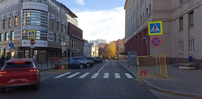 В районе у Дома связи введено двустороннее движение и обновлены правила парковки у домов №12 и №10Б.
