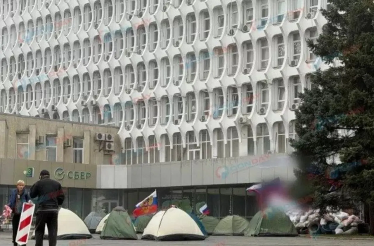 Съемочная бригада развернула лагерь в одном из районов города: палатки, флаги и служебные авто рядом.