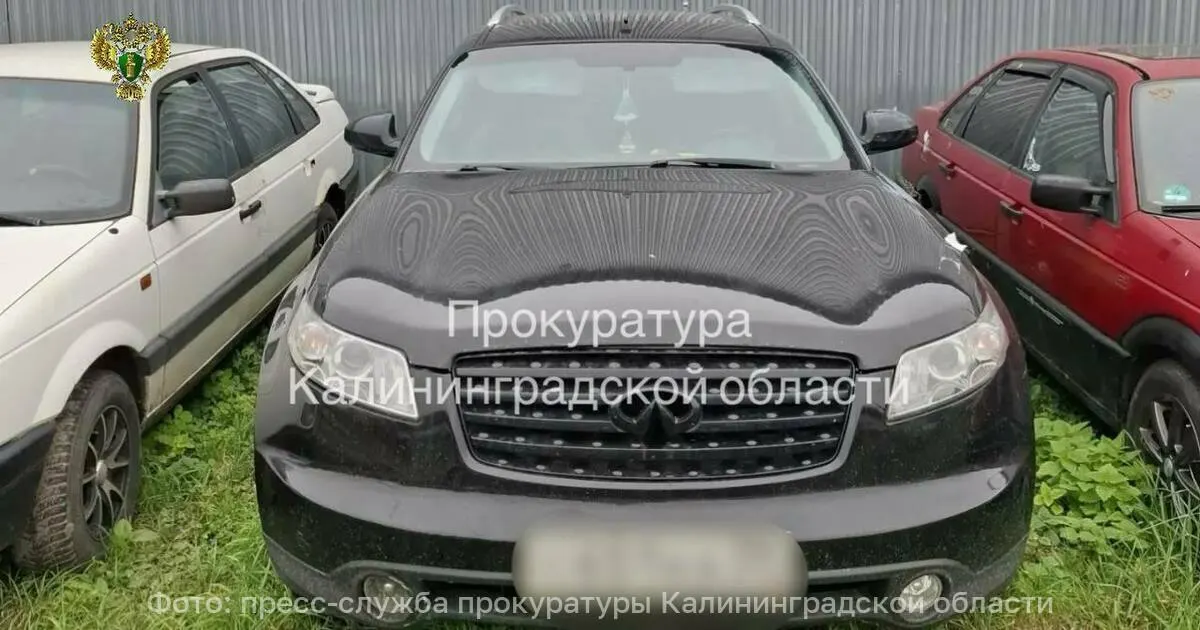 34-летний житель Советска похитил лежаки с городского пляжа и вывез их на Infiniti FX35; после апелляции прокуратуры автомобиль был конфискован судом.