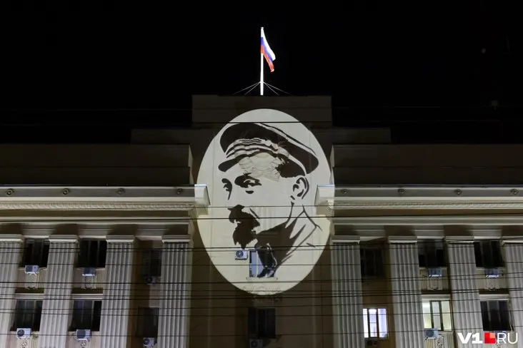На фасаде ведомственного здания в Волгограде появился проектор, демонстрирующий портрет Феликса Дзержинского; событие стало заметной городской сценой.