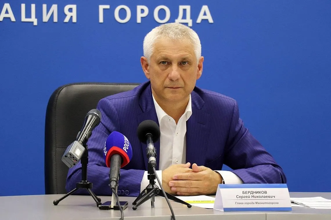 Депутаты тайно выбрали руководителя города по специальным бюллетеням; на пост претендовали четыре кандидата, включая действующего мэра. По итогам голосования Бердников получил 28 голосов, остальные кандидаты — ноль.