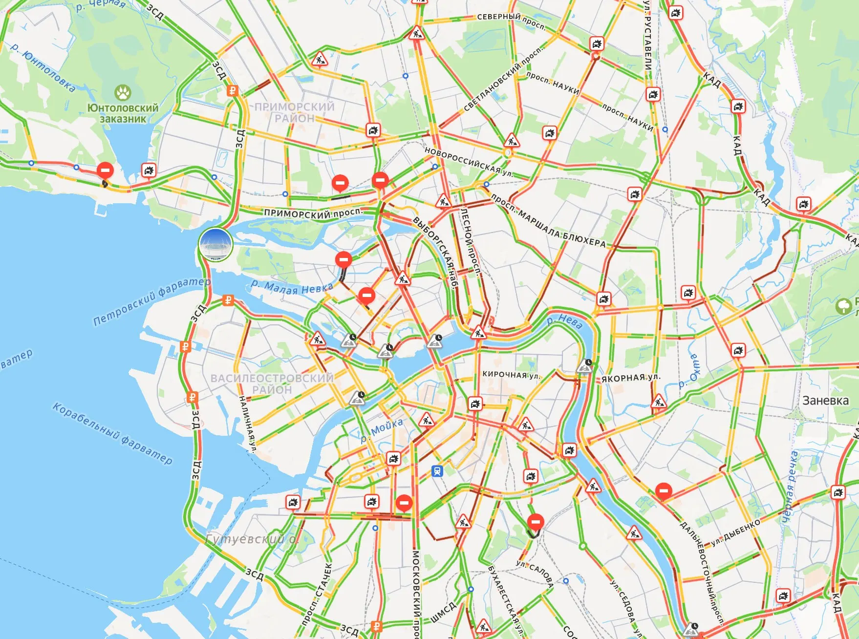 Плотные пробки и десятки ДТП на КАД и центральных магистралях города. Водителям рекомендуется планировать маршрут.