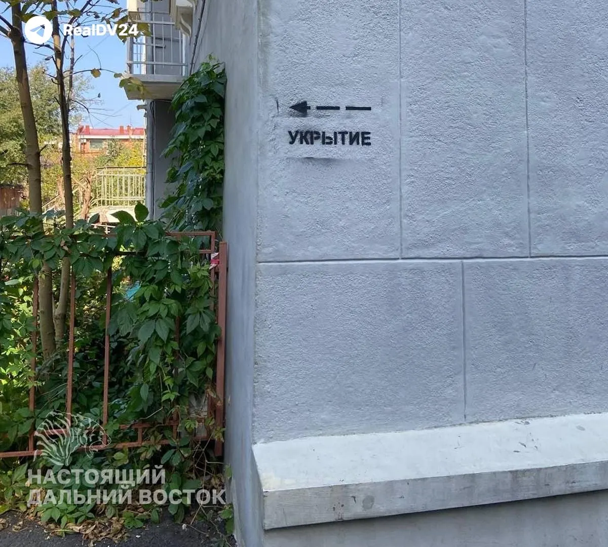 Надписи с указанием маршрутов к укрытиям наносят в рамках плановой работы; проводится учет подвалов и заглубленных помещений в городе.