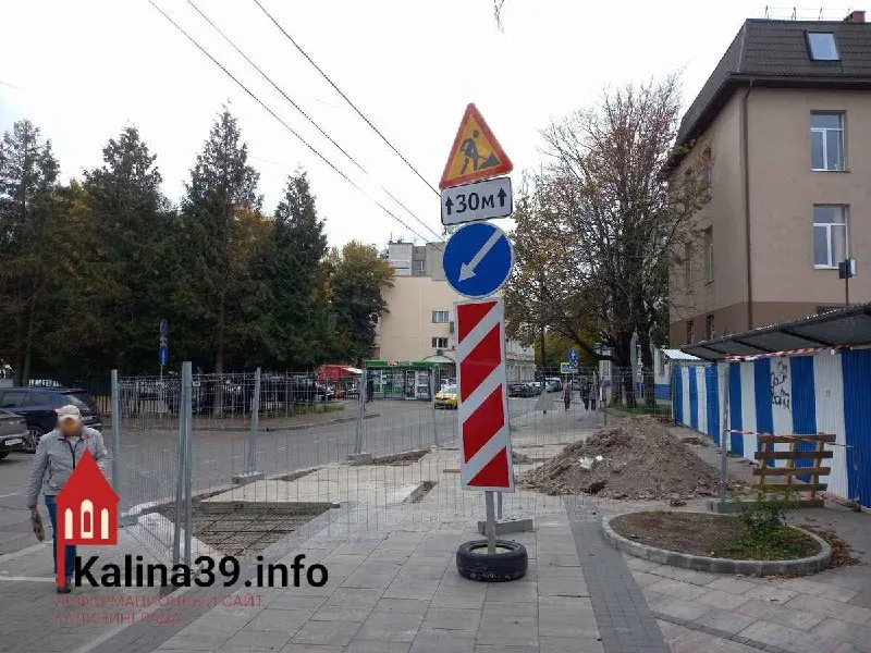 На Барнаульской, 2 тротуар перекрыли забором у жилого комплекса; пешеходам приходится идти по проезжей части. Застройщик организовал выезд со стройплощадки, безопасного прохода нет.