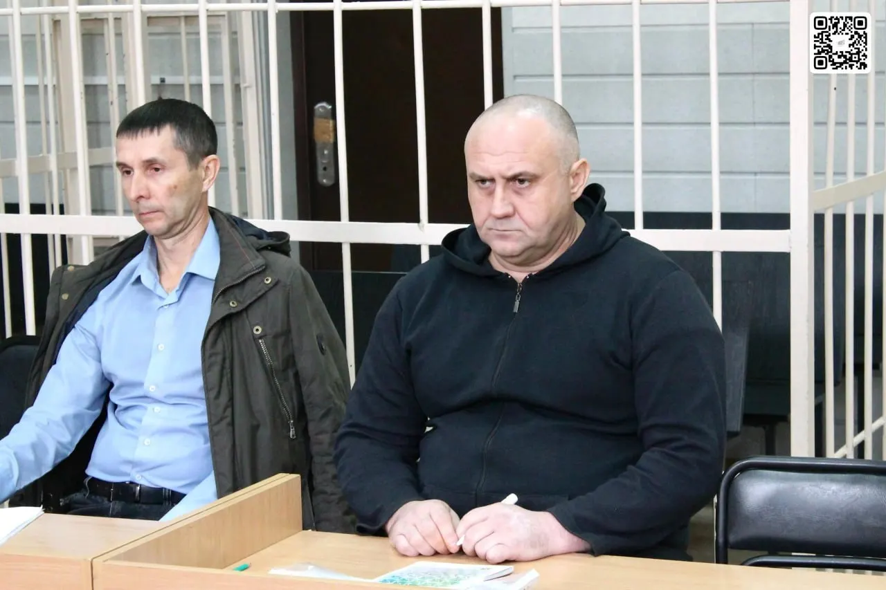 Житель Новосибирска обвиняется в убийстве соседа и его супруги после конфликта и пребывания в состоянии опьянения.