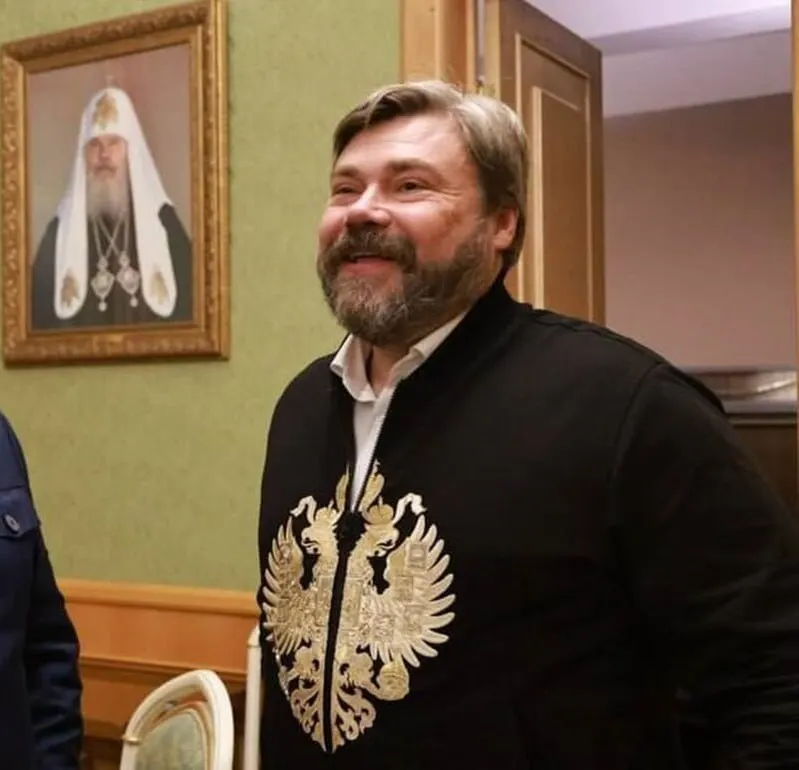 По словам Константина Малофеева, арест счетов в США составил около 10 млн долларов, часть средств якобы направлена на помощь Украине. Он назвал происходящее кражей в особо крупном размере и намерен взыскать сумму через суд.