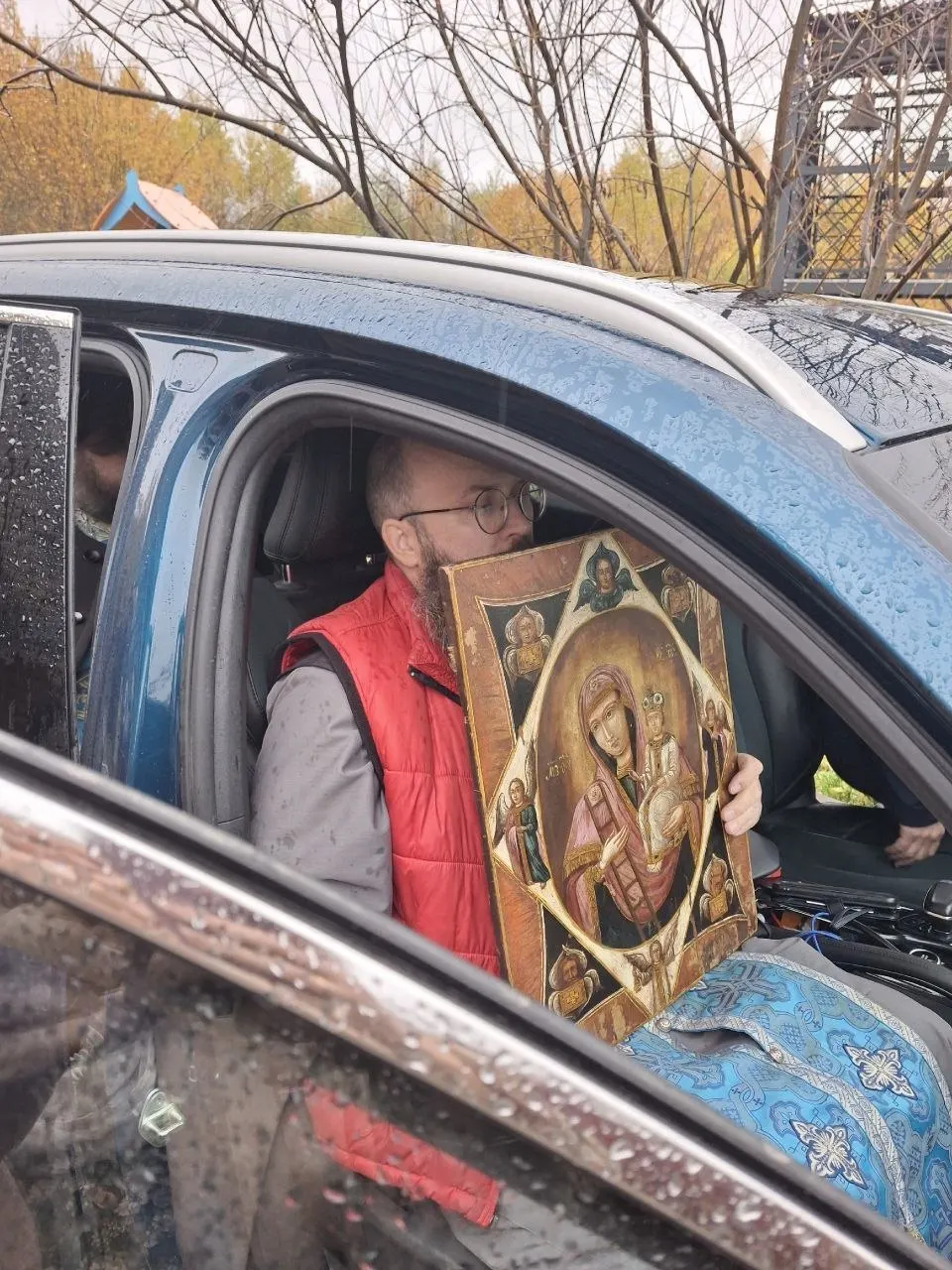 Священнослужители в Калуге провели автомобильный крестный ход, окропляя святой водой город в попытке защитить его от беспилотников.