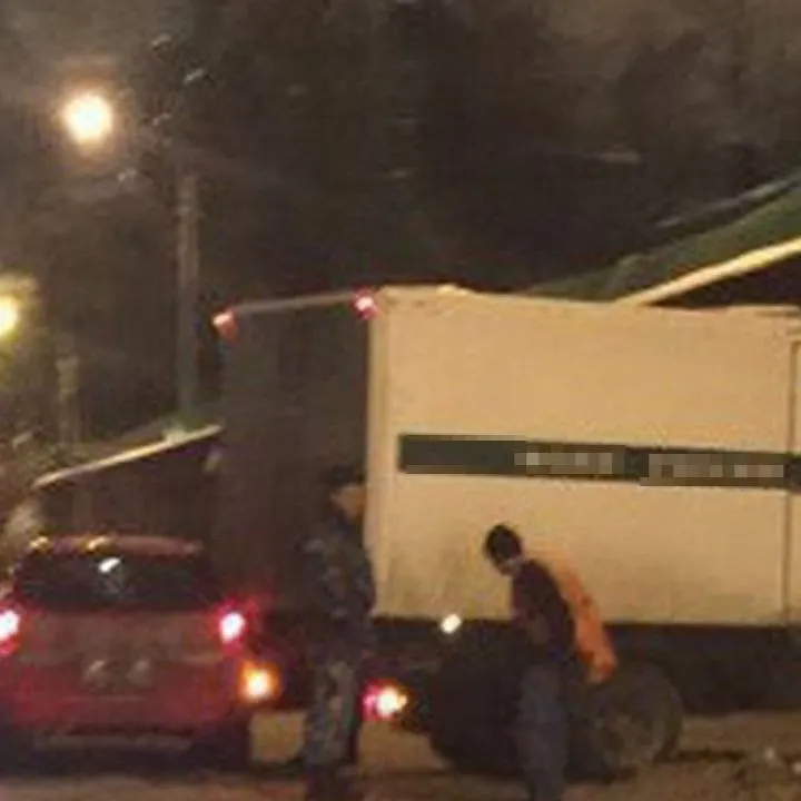Погибли двое полицейских и заключённый; ещё один полицейский госпитализирован после аварии между самосвалом и автозаком у Сопохи, Карелия.