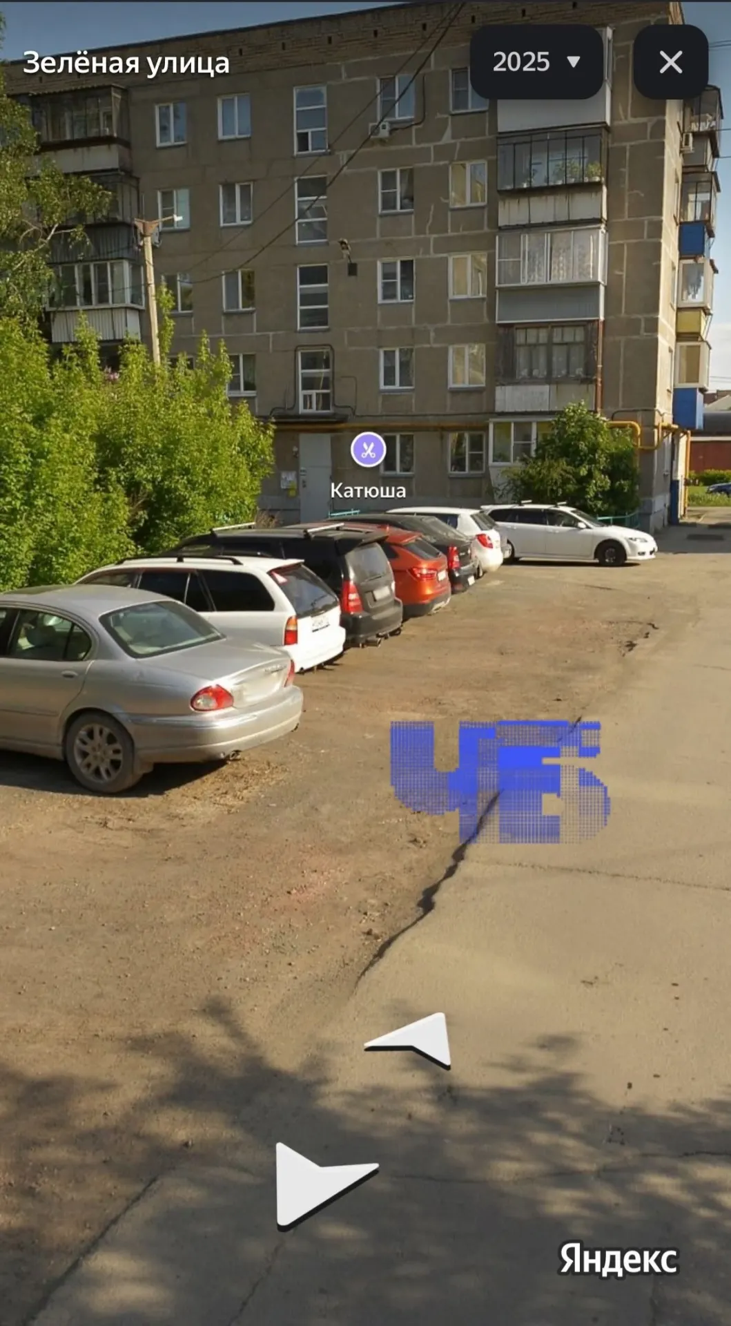 Жители Копейска требуют разъяснений по штрафам за парковку на участке без травы и бордюра. Администрация утверждает, что основание — отсутствие знака «Парковка», а водителям предлагается доказать, что территория не газон. Автор обращения не может получить сведения из реестра зелёных насаждений; газона здесь явно не видно. Предлагают объединиться и подать коллективную жалобу в прокуратуру и губернатору Алексею Текслеру.