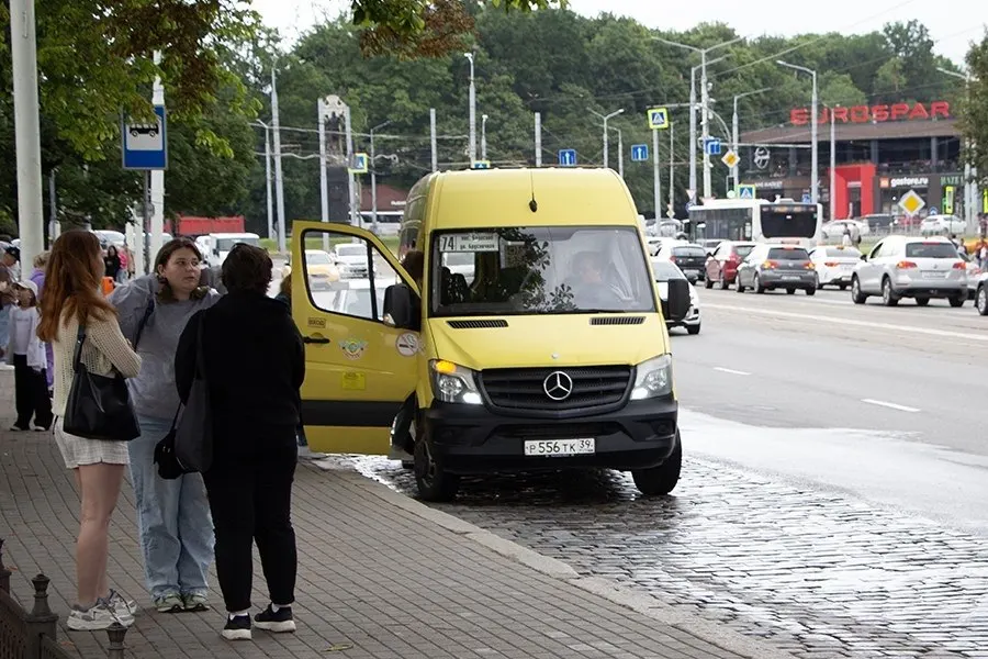 На рынке пассажирских перевозок региона усиливается конкуренция: часть водителей переходит к конкуренту, а власти обсуждают субсидии и условия на рынке.