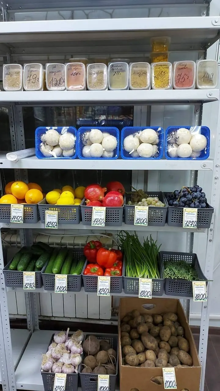 Доставка продуктов самолётом в Эвенкию подорожала: лук, морковь и картофель — около 1000 рублей, бананы и яблоки — от 1100 рублей. Проблемы с поставками сохраняются.