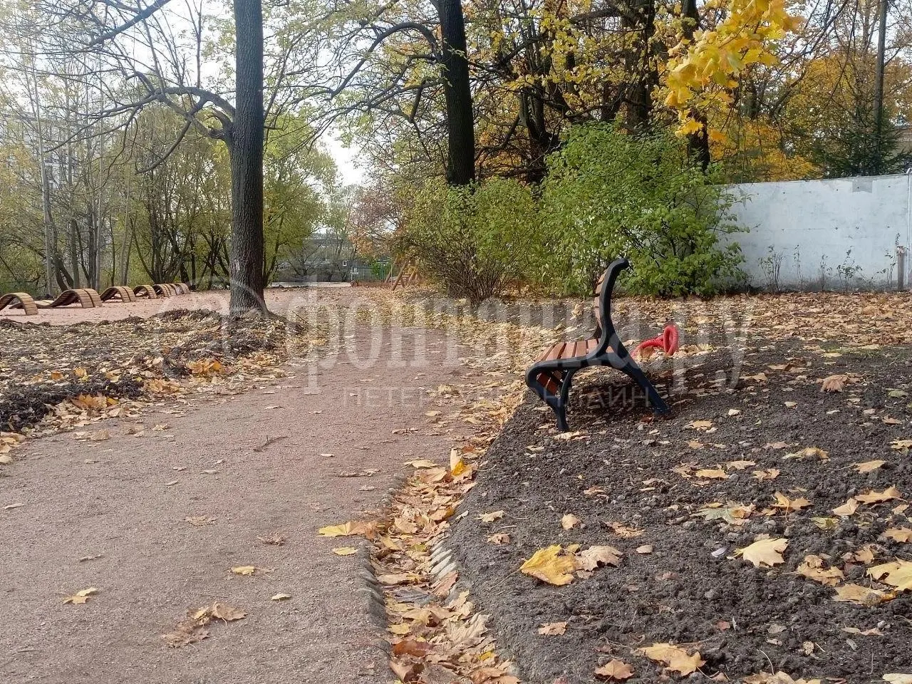 Благоустройство Петровского парка просрочено: территория остаётся неготовой, газоны загрязнены, дорожки не доведены до общего уровня, а скамейки расставлены не по всей площади. В карточке контракта не указаны изменения сроков или объёмов работ.