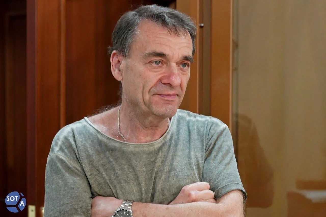 До выборов заключенного поместили в ШИЗО и перевели в строгие условия содержания; причины перевода пока неизвестны.