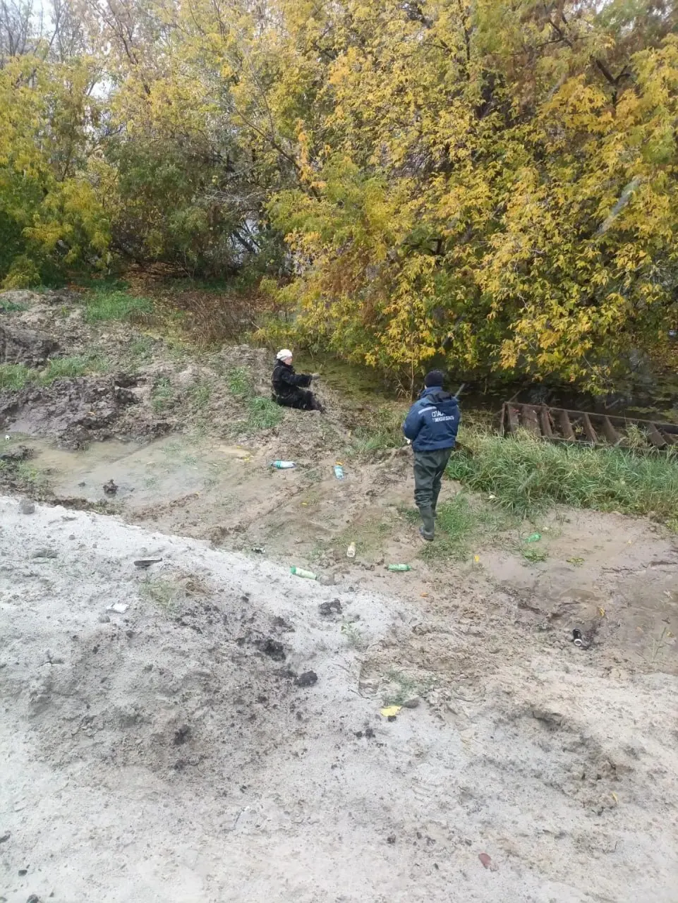 Жительница Тюмени решила сократить путь до поликлиники, но увязла в глине. Спасатели освободили её и передали медикам; этот случай напоминает об опасности коротких маршрутов.
