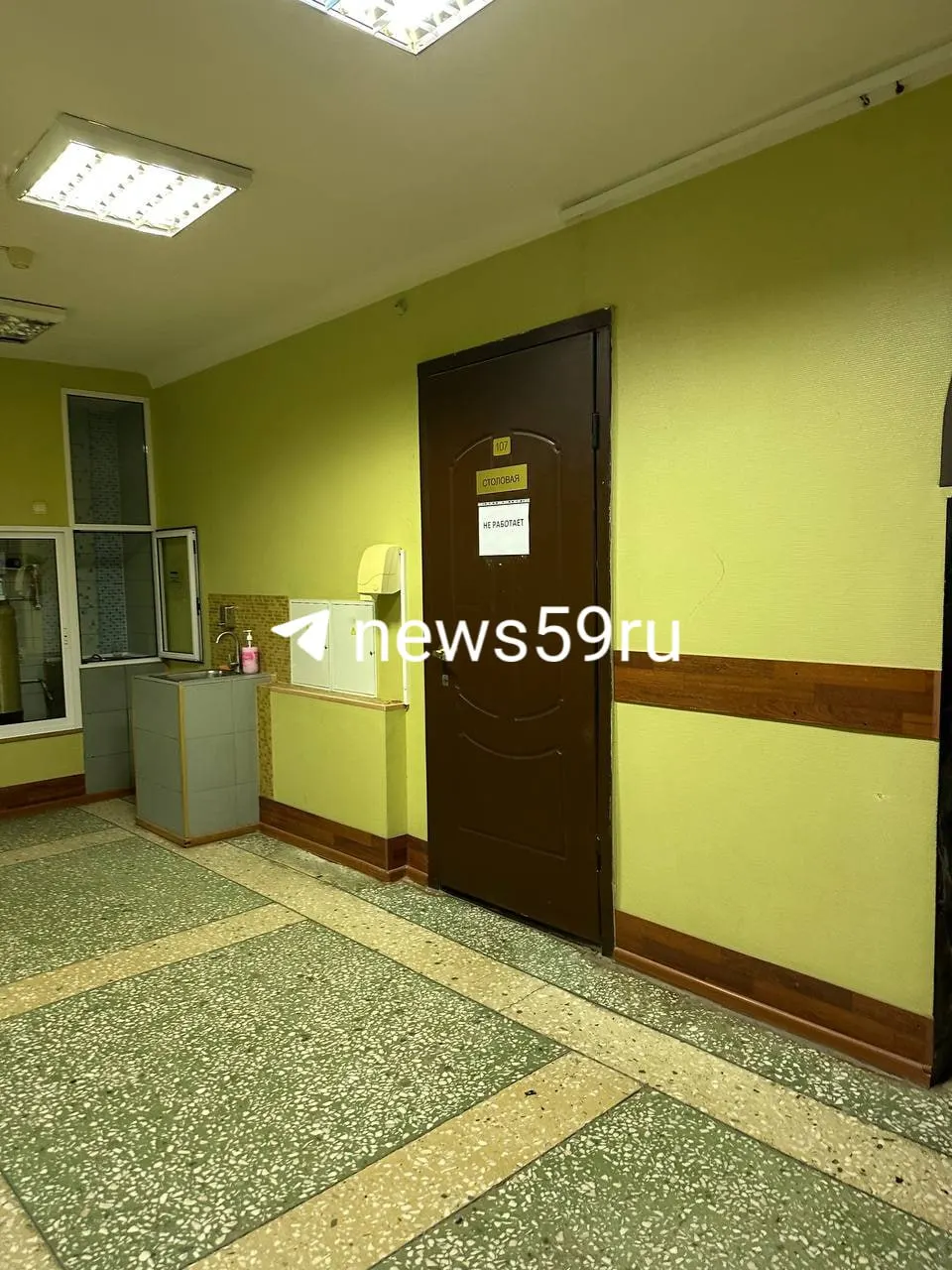Студенты строительного факультета жалуются на отсутствие питания, нехватку санузлов и неудобный график занятий во время ремонта корпуса на Куйбышева, 109.