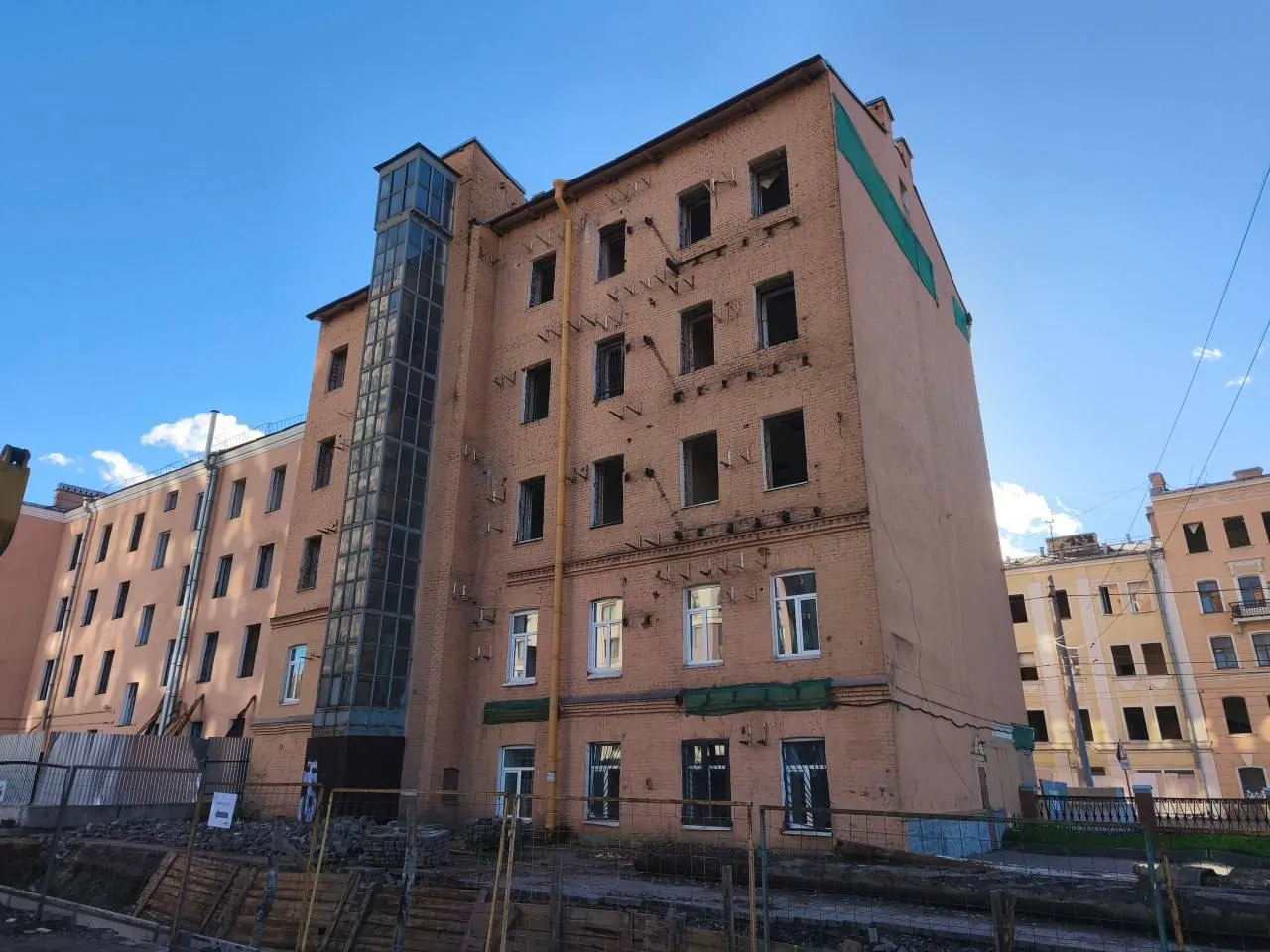Градозащитники предупреждают об угрозе для объекта культурного наследия — школы, где училась поэтесса Ольга Берггольц, готовят к demolition в рамках проекта моста; требуются меры сохранения.