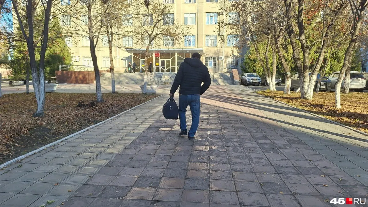 Во время заседания он вел себя спокойно; после оглашения приговора ему надели наручники и поместили в СИЗО, запланирована апелляция.