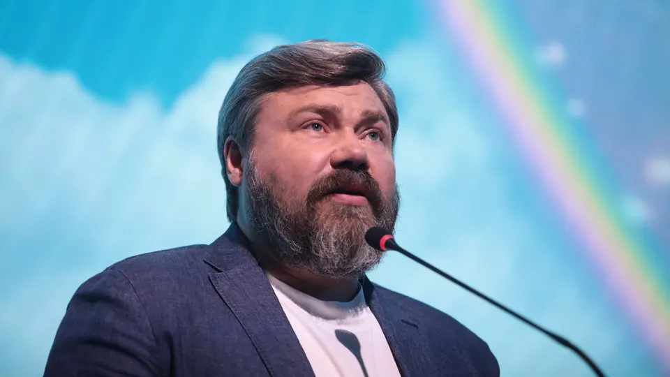 Известный бизнесмен выступил с ультиматумом и призывами к использованию ядерного оружия против складов на западе Украины, затрагивая тему братства народов и критику западной политики.