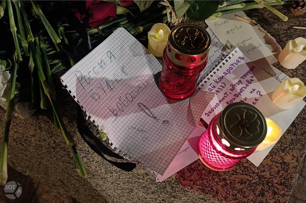 У памятника у Лубянки разместились цветы, записки и призывы к свободе, пока рядом дежурят полицейские.