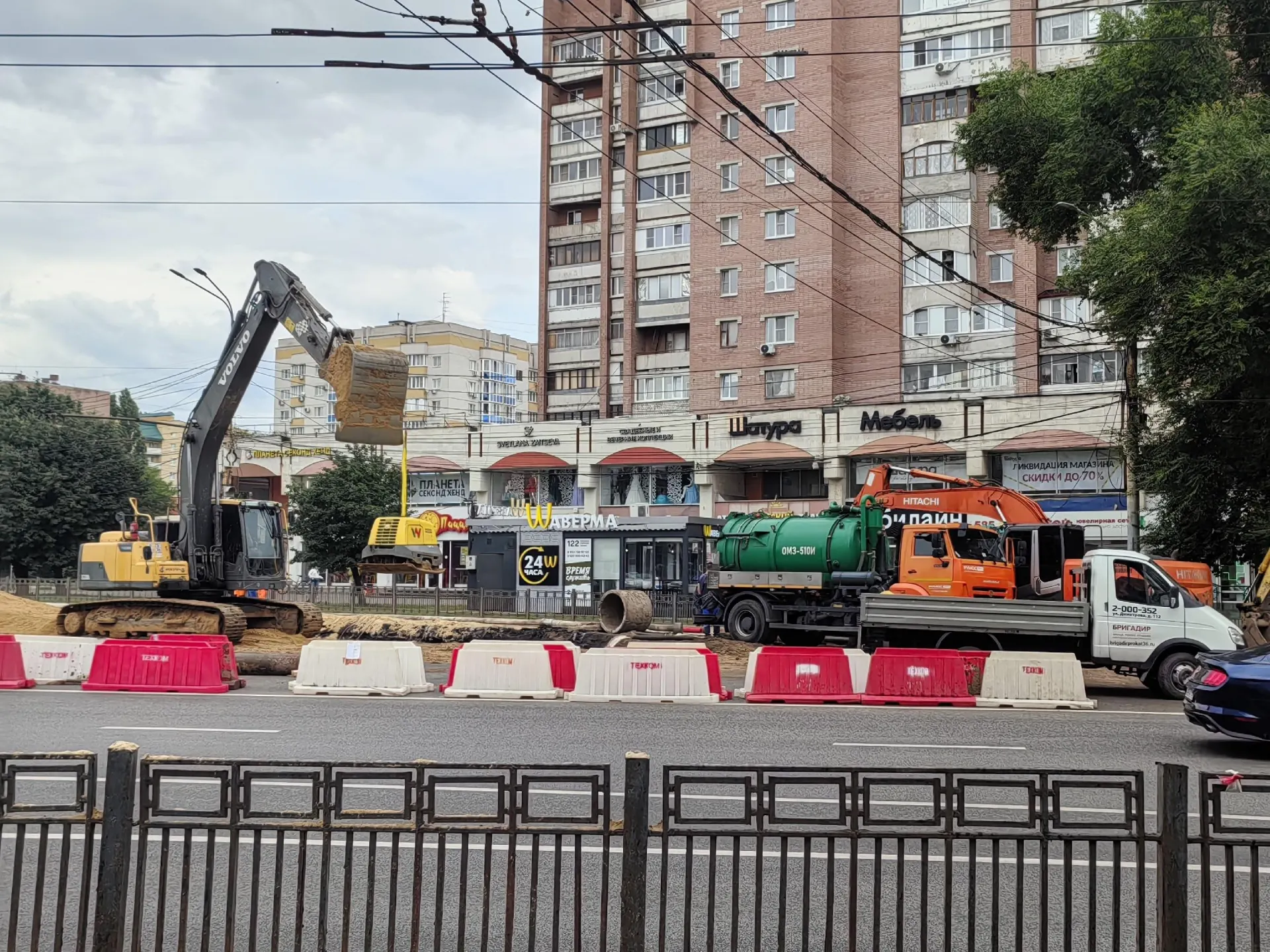 Зловоние держится как минимум двое суток возле памятника Славы на улице Жукова, вызывая обеспокоенность местных жителей.