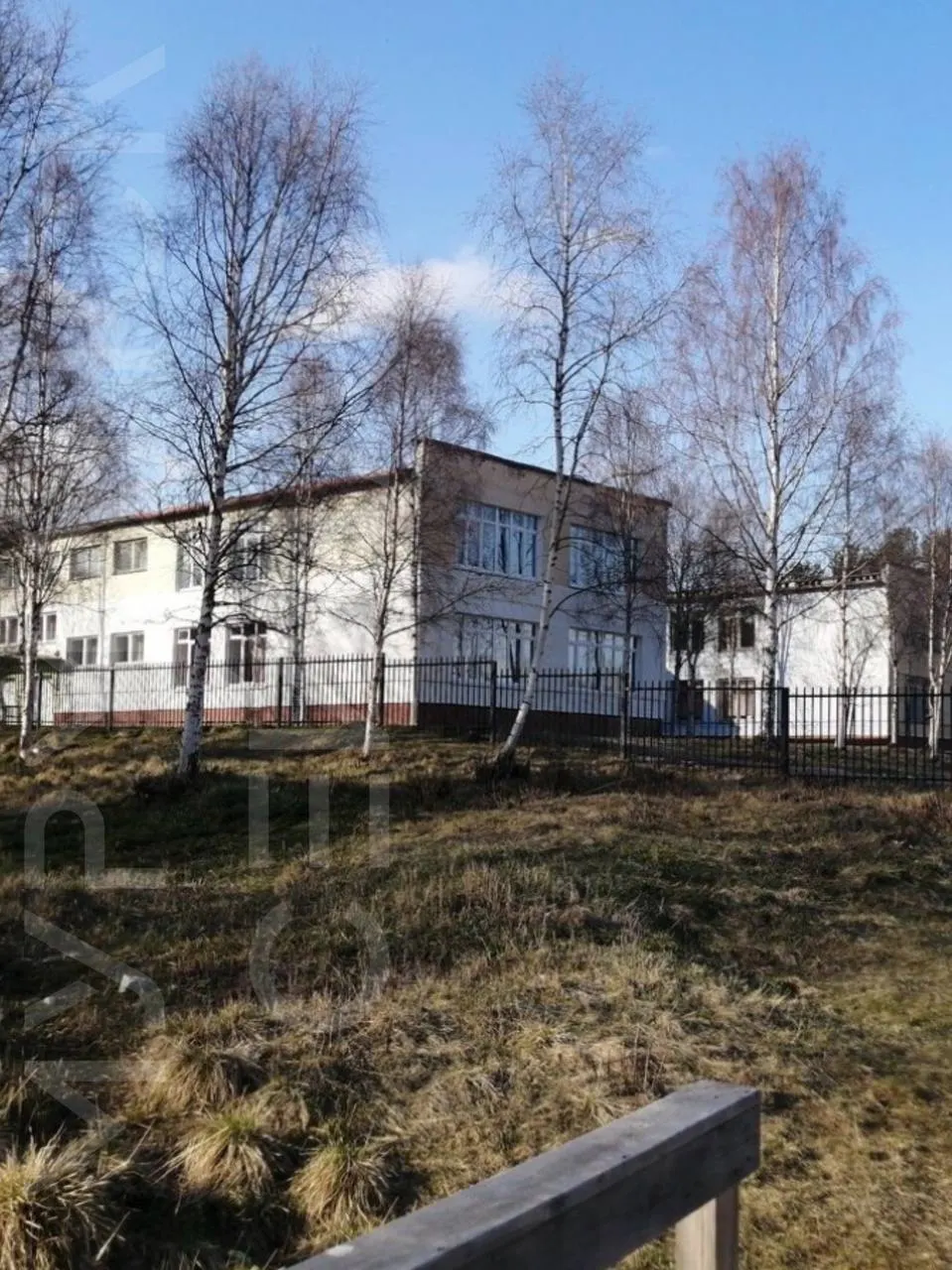 В Верхнетуломском районе продаётся здание бывшего детского сада №24 на ул. Лесной, 4а. В 2025 году учреждение присоединили к местной школе, а детей перевели в школьный корпус. Цена продажи составляет около 22 миллионов рублей.