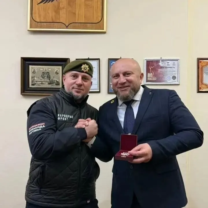 В канун дня рождения глава округа получил награду лично от командира спецназа за вклад в дело и стойкость; ранее такие знаки вручались волонтёрам и общественным деятелям за помощь военным и гуманитарную работу.