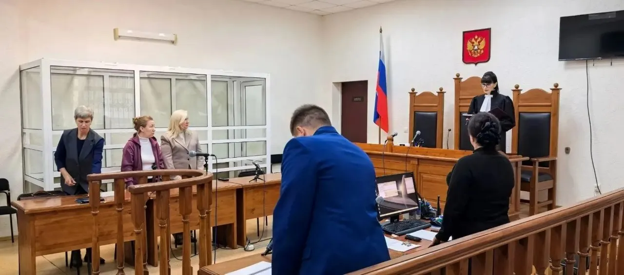 Суд вынес приговор экс-ректору ПсковГУ к 6,5 годам колонии за мошенничество и превышение должностных полномочий: через фиктивное трудоустройство и схему с завышенными зарплатами было присвоено свыше 25 млн рублей. Ей также назначен штраф и запрет занимать управленческие должности в госучреждениях сферы образования на три года, а звание лишено.