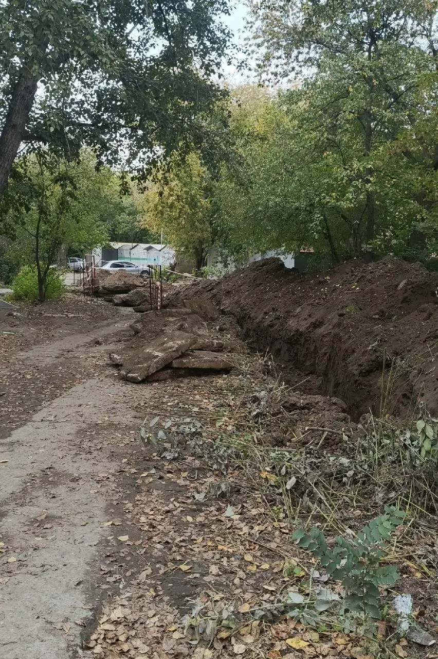 С августа в доме отсутствует горячая вода, с начала октября — отопление. Жители отмечают переносы сроков запуска тепла и отсутствие реакции от управляющей компании.