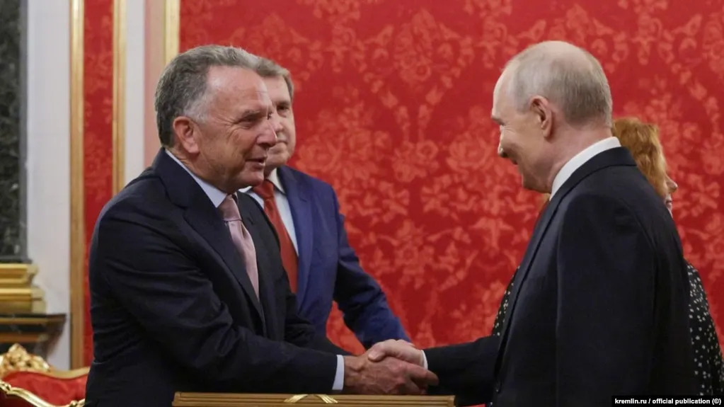 Во время визита в Санкт‑Петербург Путин сообщил об освобождении американского гражданина и обсудил возможность возобновления трехсторонних переговоров между Россией, Украиной и США.