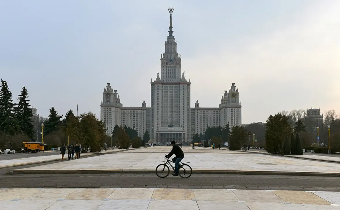 Университет вводит противоэпидемиологические меры и ограничивает очное обучение для непривитых; частично удалёнка для отдельных факультетов в указанные сроки.