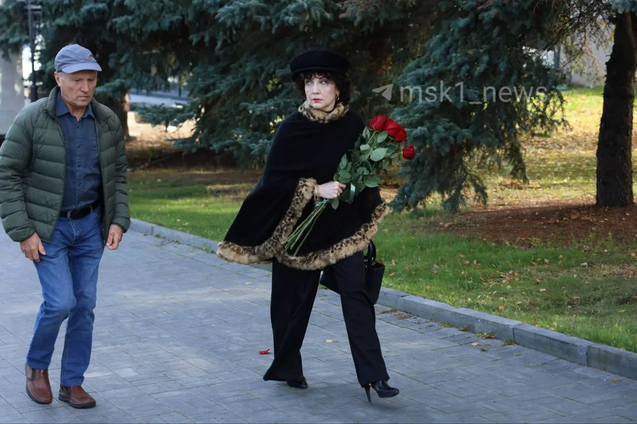Поклонники вспоминают его помощь и прощаются с ним, оставляя слова благодарности.