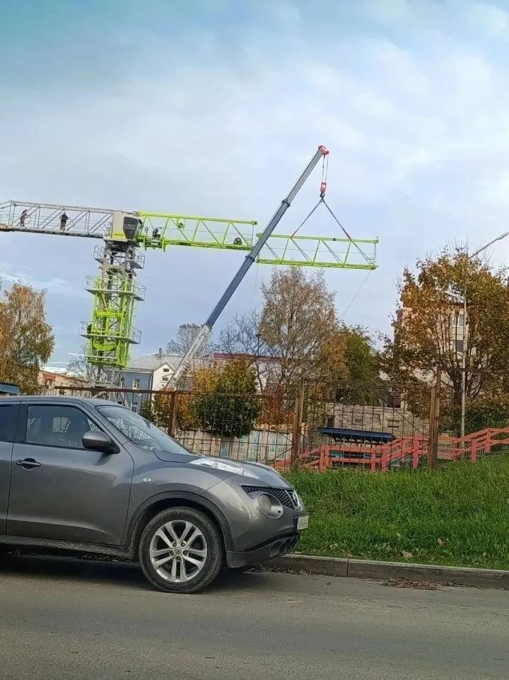 Жители Петрозаводска требуют проверить законность строительства рядом с детским садом: кран работает над игровой зоной без защитных ограждений, вызывая тревогу за безопасность детей.