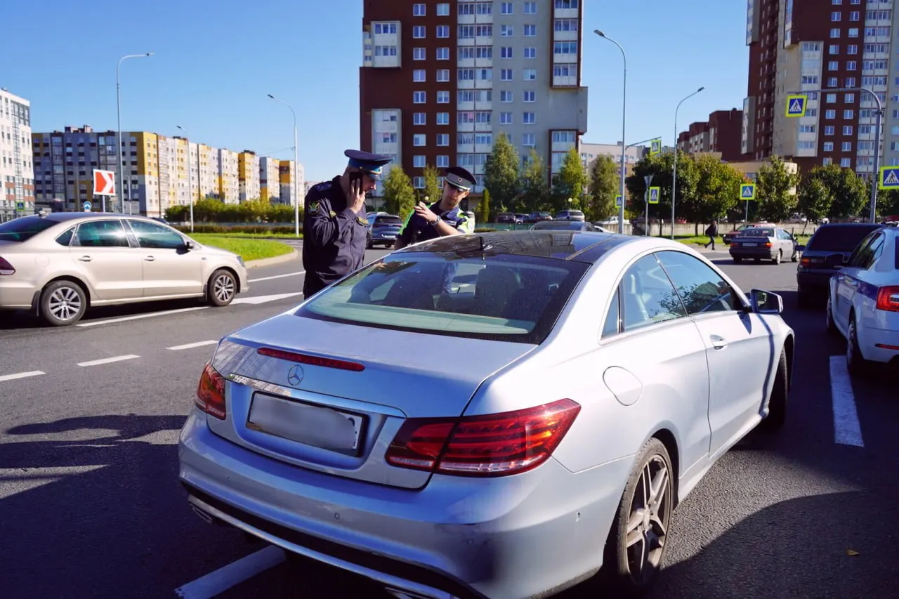 В ходе операции совместно со сотрудниками ГИБДД выявлены три должника: Passat — 354 тыс. руб. по кредиту, Polo — 73 тыс. руб. по налогам, Mercedes-Benz — 47 тыс. руб. Все автомобили арестованы и переданы на хранение; должники должны погасить долги в течение 10 дней, иначе машины уйдут на торги.