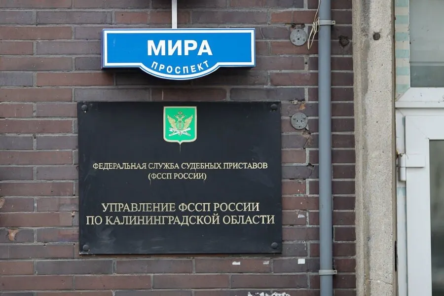 После действий судебных приставов фирме удалось вернуть уплаченные деньги; аресты счетов и запреты на регистрации были сняты после доплаты исполнительского сбора.