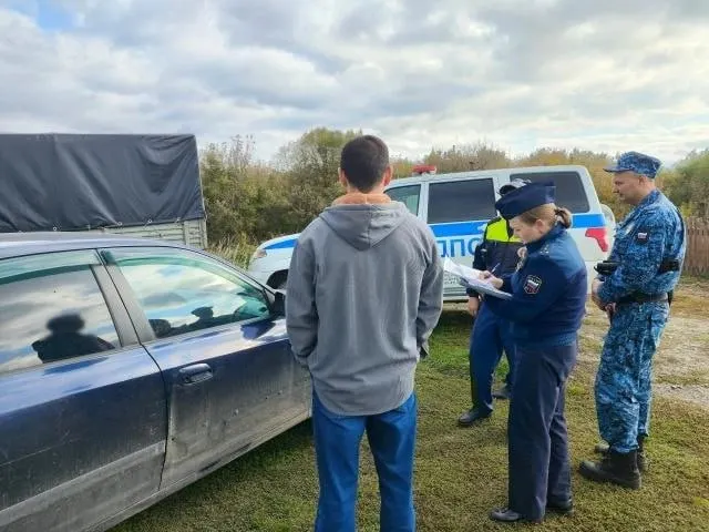 Приставы арестовали имущество и автомобиль должника вместе с супругой; при невыплате долга в десять дней арестованное имущество будет выставлено на торги.