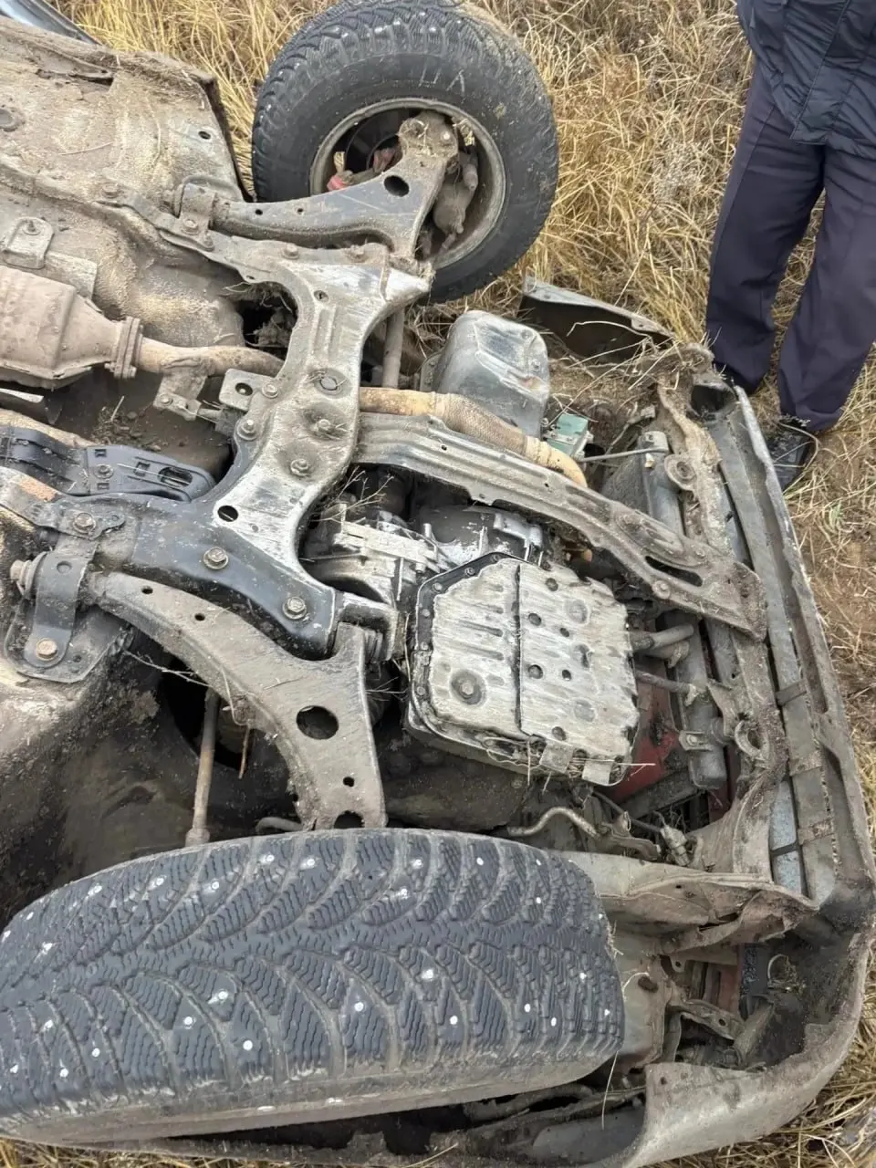 Подросток угнал припаркованный автомобиль, затем перевернул машину в кювет и вернулся домой спать. За угон возбуждено уголовное дело, помимо трёх административных протоколов за езду без прав, отсутствие ОСАГО и оставление места ДТП; ущерб владельца оценивается в 65 тысяч рублей.