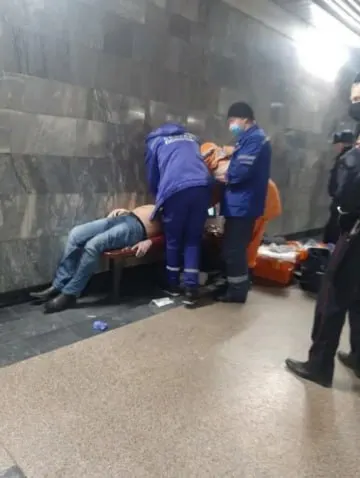 В Омске в соцсетях распространялось сообщение о якобы госпитализации мужчины на вокзале из-за признаков опасной инфекции. Проверка показала, что фото старое и официальные данные опровергают рассказ.