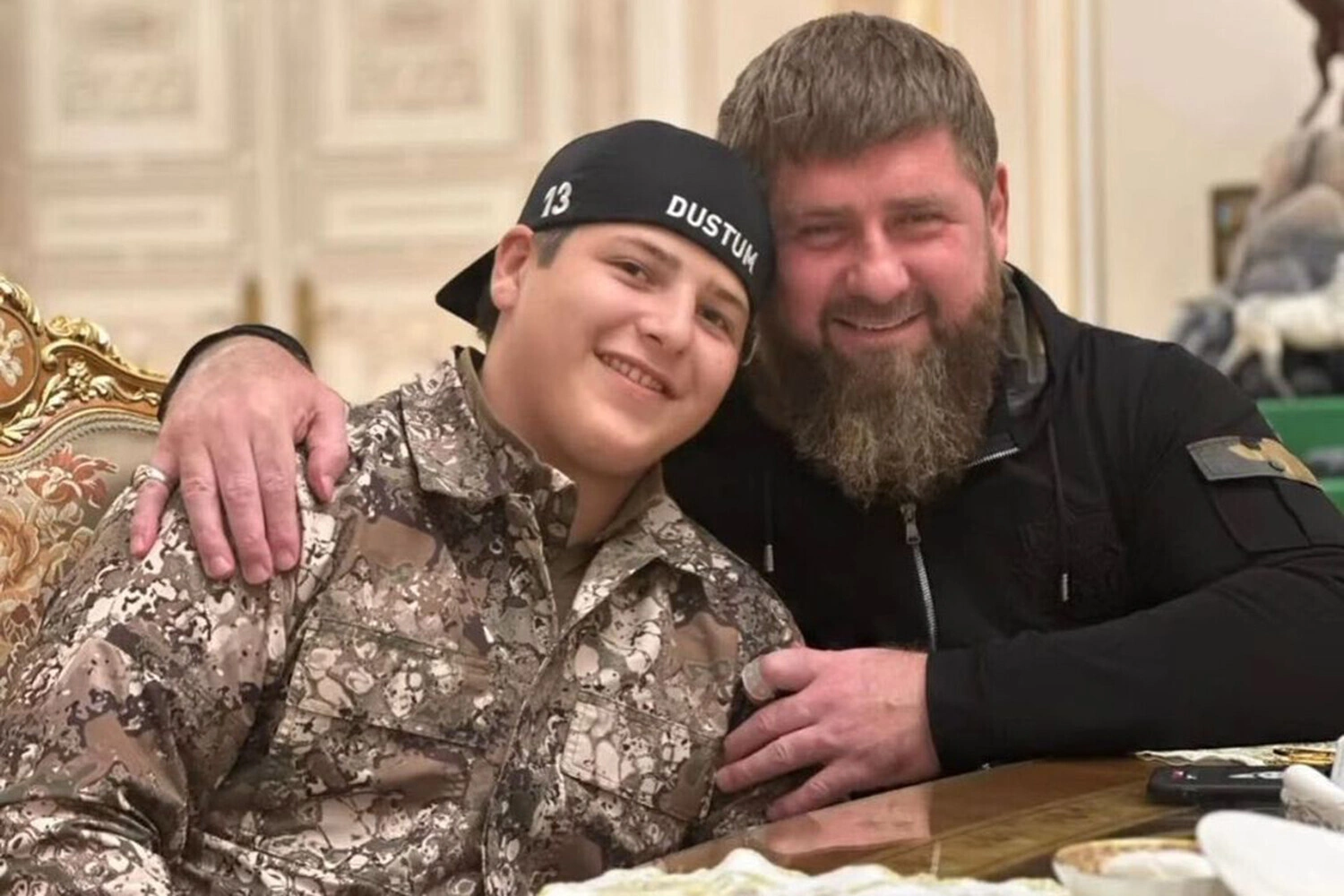 Сын лидера Чечни создал силовое подразделение «Команда К‑13» из близких и доверенных лиц, что вызвало общественную дискуссию о роли таких объединений.
