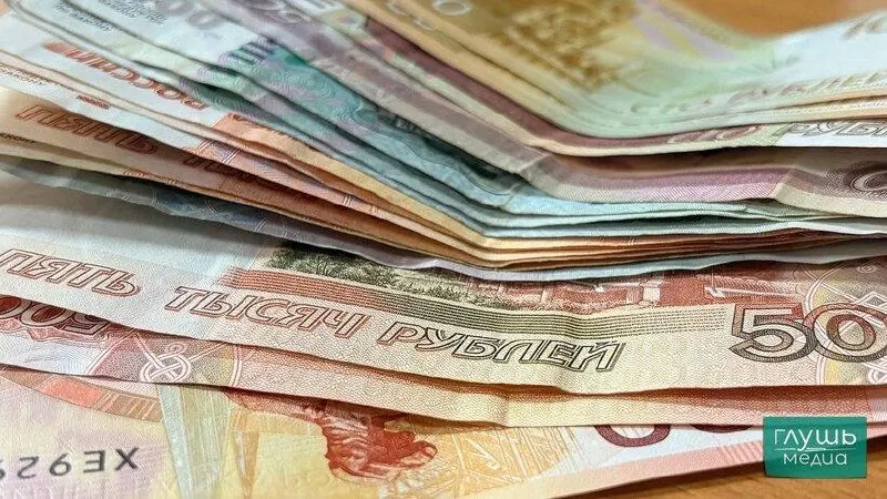 Следствие установило, что женщина организовала взаимодействие между взяткодателями и сотрудником летного училища и помогла передать ему 200 тысяч рублей за зачисление.