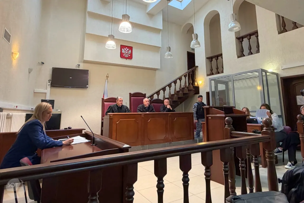 Слушание по делу политического деятеля в Пскове отложили на 6 ноября; адвокаты не были уведомлены надлежащим образом и не смогли ознакомиться с материалами. Ранее по делу был вынесен приговор — 11 лет и 1 месяц колонии общего режима и запрет на администрирование сайтов.