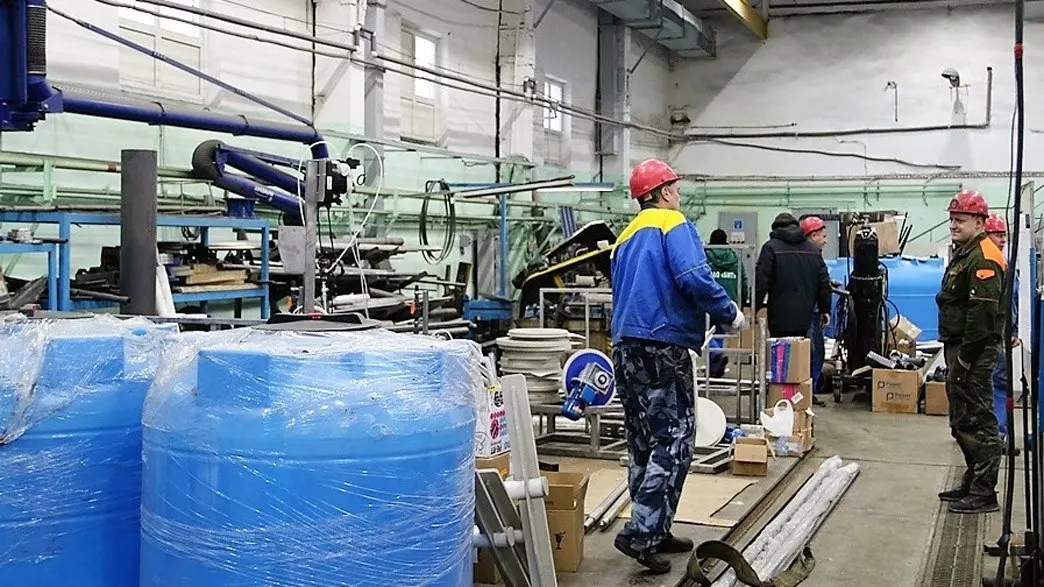 Сотрудники производства по водоочистке региона массово уходят с работы из‑за невыплаты заработной платы, что приводит к сокращению штата и вызывает вопросы о стабильности предприятия.