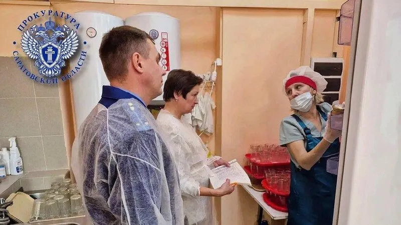 В четырех школах Октябрьского района выявлены нарушения маркировки, условий хранения и медицинских книжек сотрудников пищеблоков.