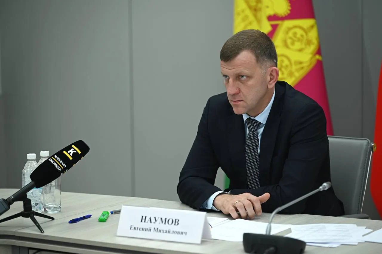Глава города ушёл в отставку на фоне противоречивых решений по культуре и застройке набережной храмом, что вызвало протесты жителей.