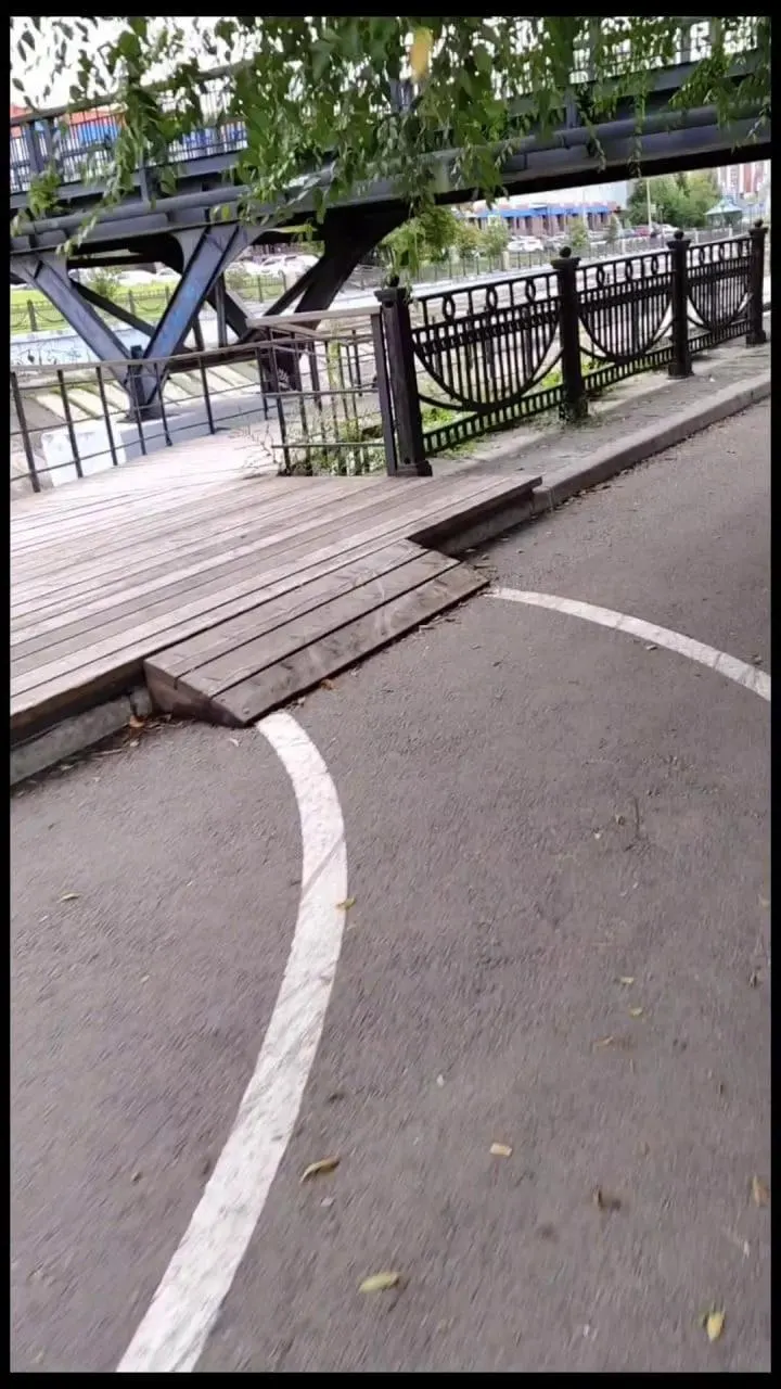Пешеходный активист оценил доступность обновлённой набережной Качи от Белинского до Юдинского моста и указал участки, где людям на инвалидной коляске всё ещё сложно передвигаться.