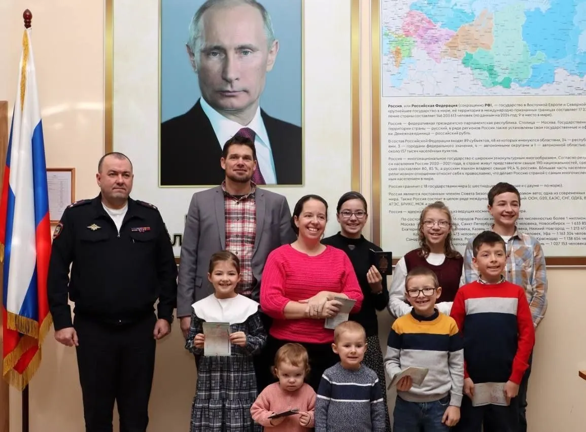 Канадский фермер и его семья переехали в регион, однако оформление вида на жительство предусматривает подписание контракта с Министерством обороны. Он отказался из‑за восьми детей и хозяйства.