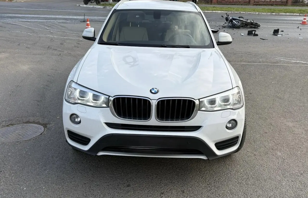 На Студенческом проезде произошло столкновение между автомобилем BMW под управлением 32‑летнего водителя и электровелосипедом под управлением 17‑летнего велосипедиста; пострадал молодой человек.