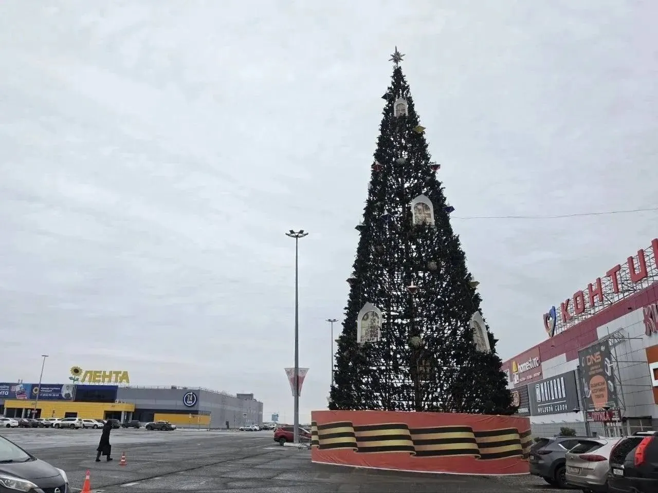 В омском торговом центре «Континент» установлена новогодняя ёлка. Подготовка стартовала в середине октября и завершилась к празднику: каркас готов, елка украшена.
