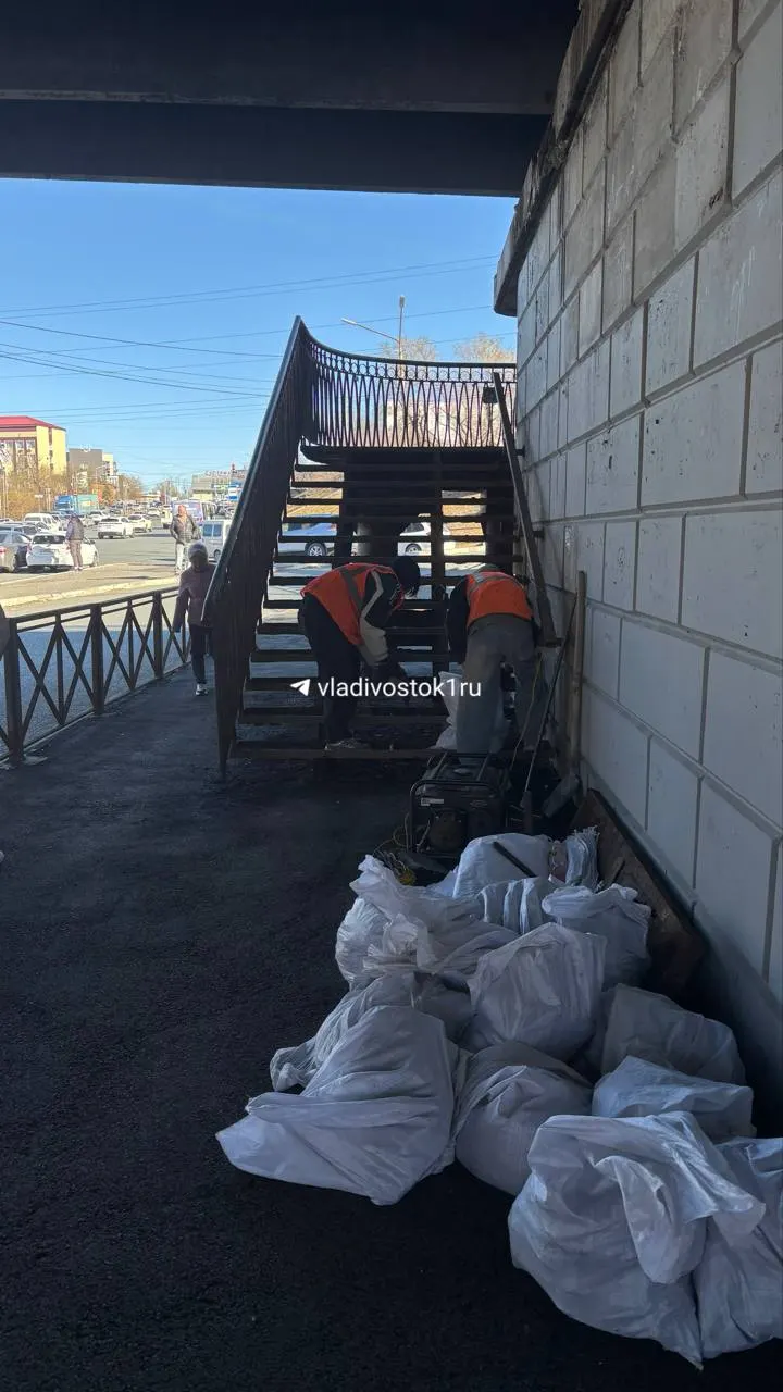 Ремонт пешеходного перехода проводится после регулярных подтоплений во время дождей; местные жители ожидают улучшений инфраструктуры.